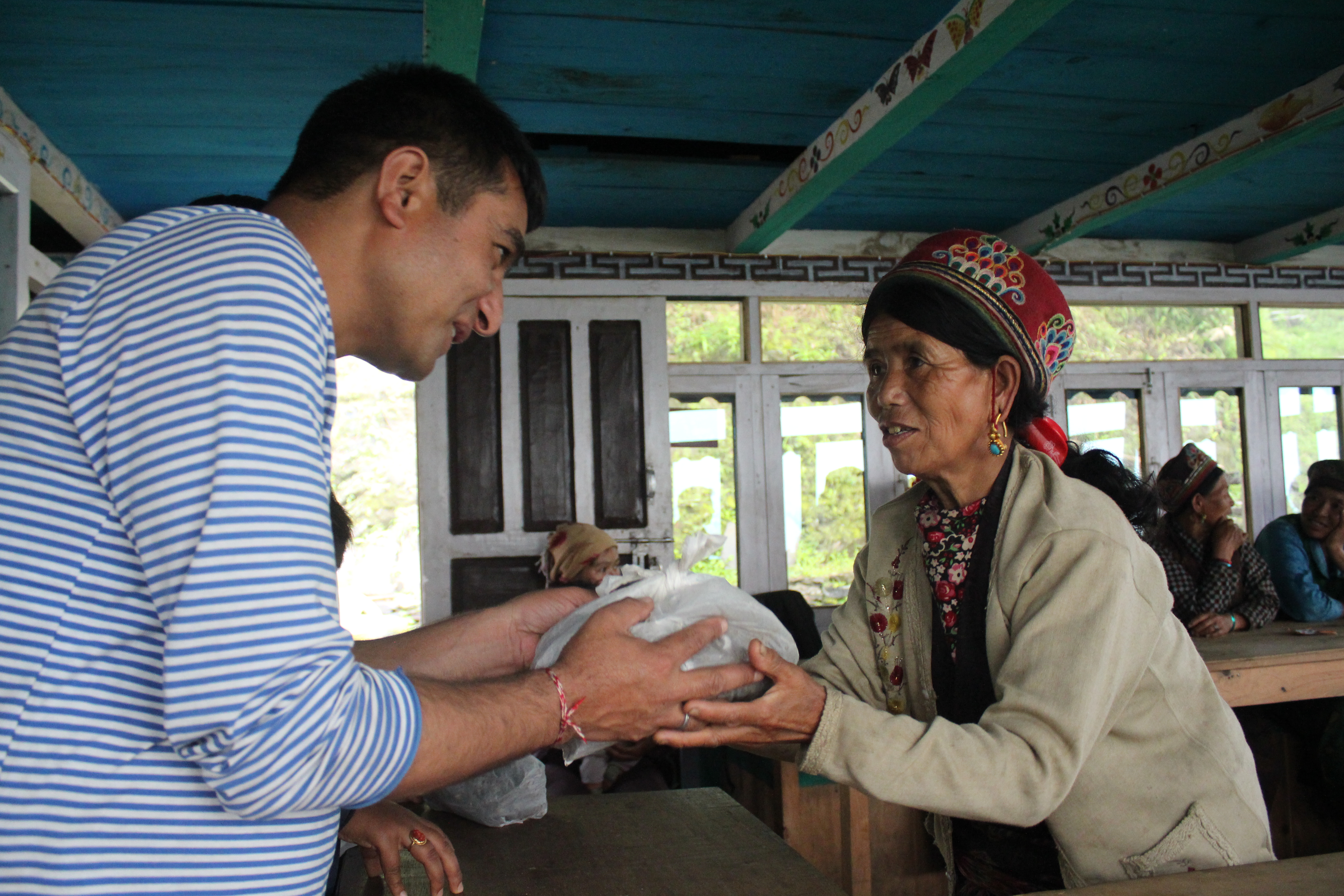 Distributing Satuwa rhizomes to training participants