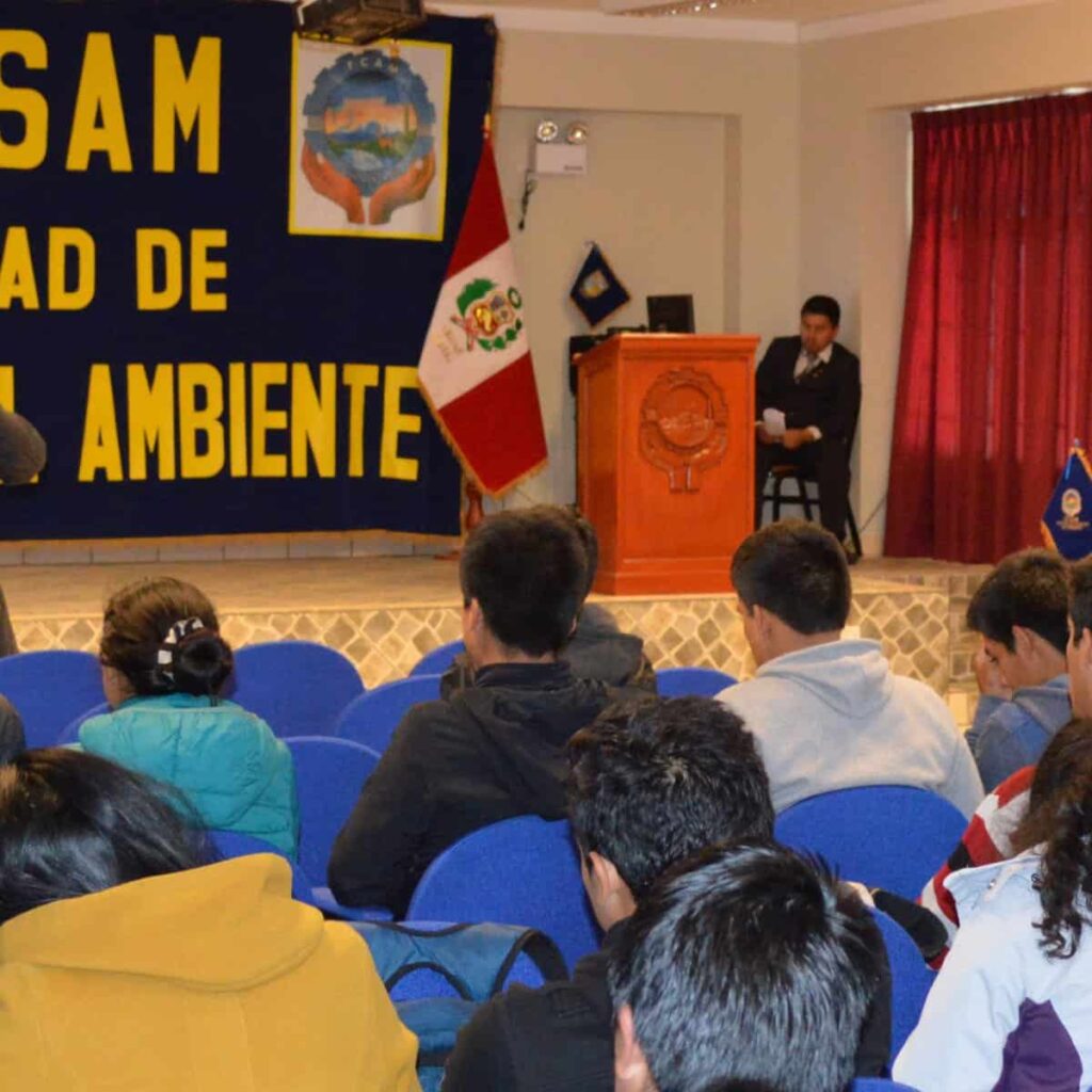 Dr. Pedro Valladares Jara –Decano de la FCAM en la ceremonia de bienvenida en el evento