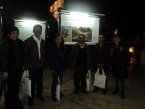 Luego de la presentación del libro, posan para la cámara acompañados de los representantes del Ministerio del Ambiente. 