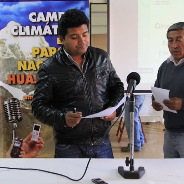 En la práctica, grabando los audios de un micronoticiario con temas de cambio climático