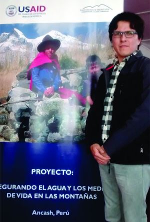 Rogger Morales Hermosa, brinda la asistencia técnica de la Dirección Regional de Cambio Climático, Desertificación y Recursos Hídricos del Ministerio del Ambiente