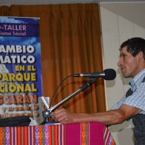 Celso Jaimes Vásquez de la Mancomunidad Municipal Tres Cuencas en Ancash, grabando el audio para radio que replicará en su comunidad de Aquia, para que los pobladores se preparen ante el cambio climático