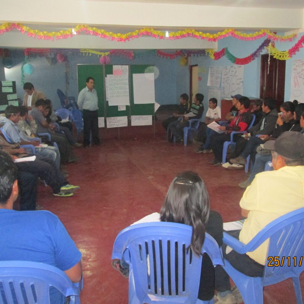 Autoridades distritales y comunidad estudiantil del Instituto Superior Tecnológico