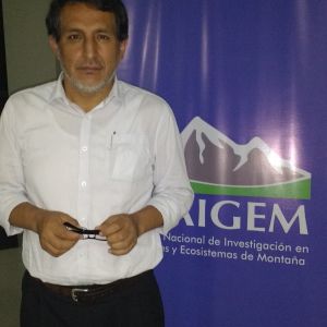 Foto 2. Giber García Alamo, responsable de Biblioteca y Publicaciones del Instituto Nacional de Investigación en Glaciares y Ecosistemas de Montaña –INAIGEM en Huaraz