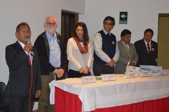 De izquiera a derecha: Esmelín Niquín, vicerrector Académico-UNASAM, Andrew Taber Director TMI, Katia Villanueva representante de USAID Perú, Jorge Recharte Director del Instituto de Montaña Programa Andino, Anibal Bazán Pdte MMTres Cuencas y Albertop Espinoza Alcalde de Huaraz