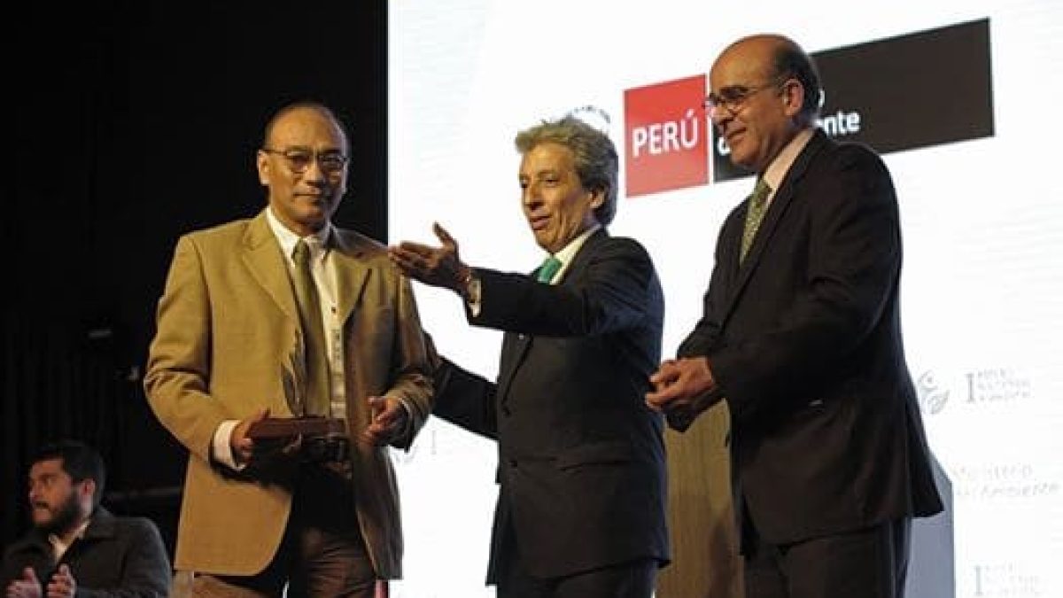 El Ministro del Ambiente, Manuel Pulgar Vidal (centro), le entrega el premio a Fidel Torres (izquierda). Los acompaña Mariano Castro (derecha), Viceministro de Gestión Ambiental. Foto: Raúl García Pereira