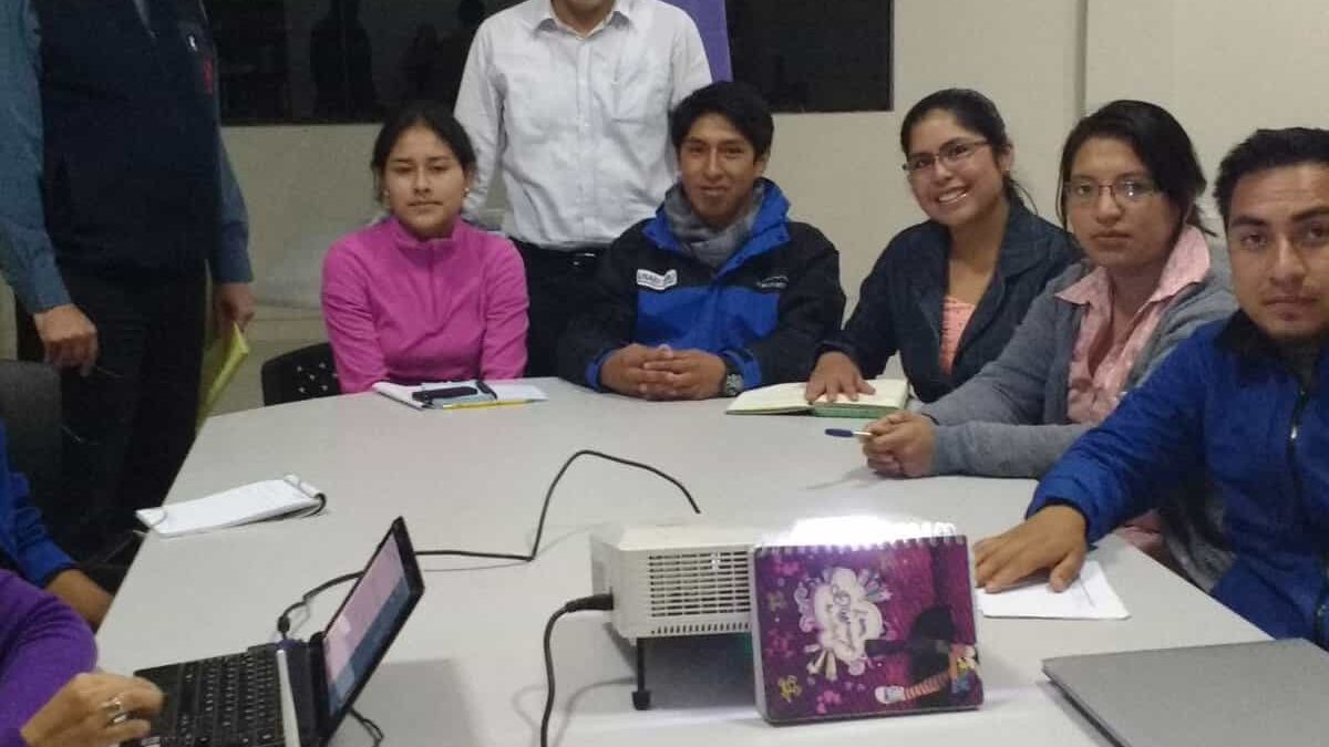 Jóvenes egresados de la Unasam, quienes desarrollan pasantías en el Instituto de Montaña participan de la implementación del Sistema Integral de Automatización de Bibliotecas en temas de glaciares y ecosistemas de montaña