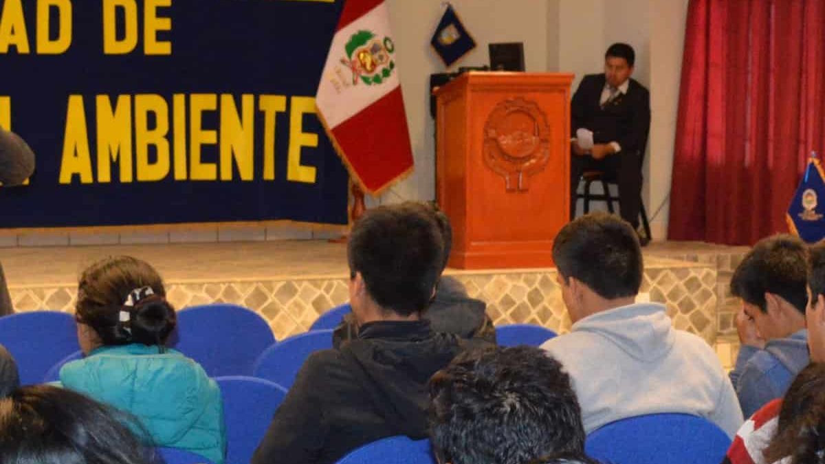 Dr. Pedro Valladares Jara –Decano de la FCAM en la ceremonia de bienvenida en el evento