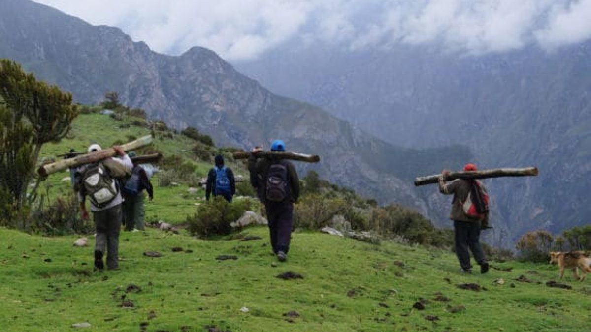 members-of-the-community-of-Miraflores-carry-posts-to-build-fences-in-the-area-were-water-brought-by-the-canal-let-then-restore-grasslands-and-improve-cattle-rotation-December-2016-588x376
