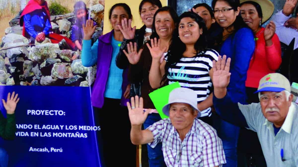 Regidoras, lideresas, de la MMTC acompañadas de las principales autoridades del distrito de Antonio Raymondi participan de las reuniones para adoptar políticas públicas frente al cambio climático